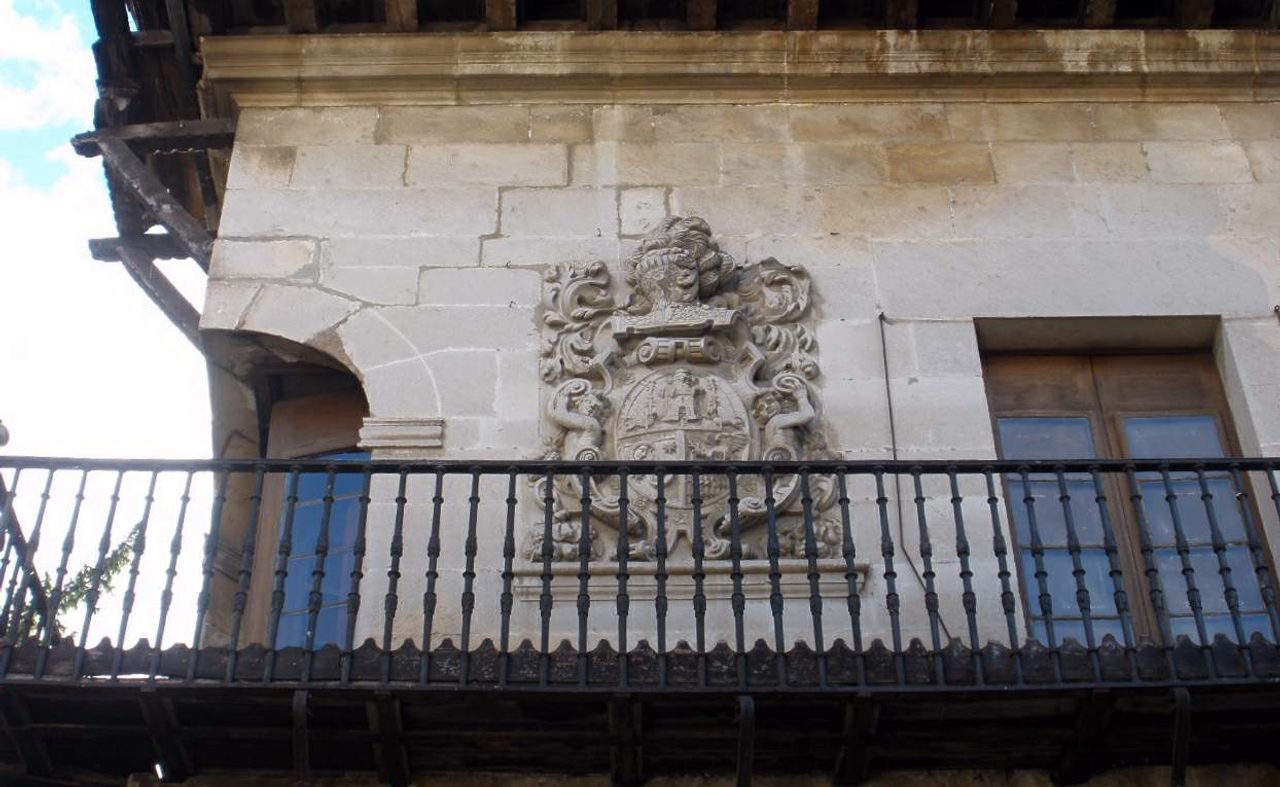 Escudo heráldico en la fachada de una casa blasonada de Agurain