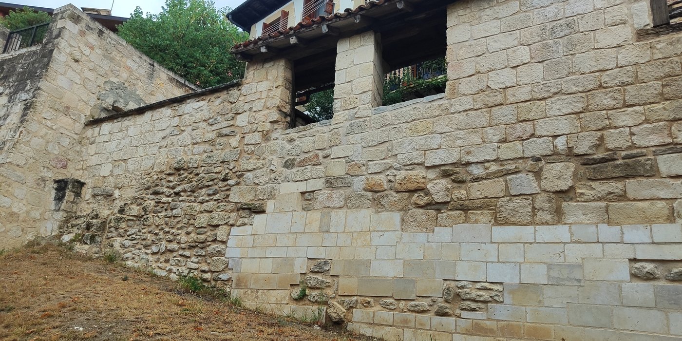 Lienzo de muralla medieval rehabilitada de Agurain, con sillería antigua y moderna combinadas