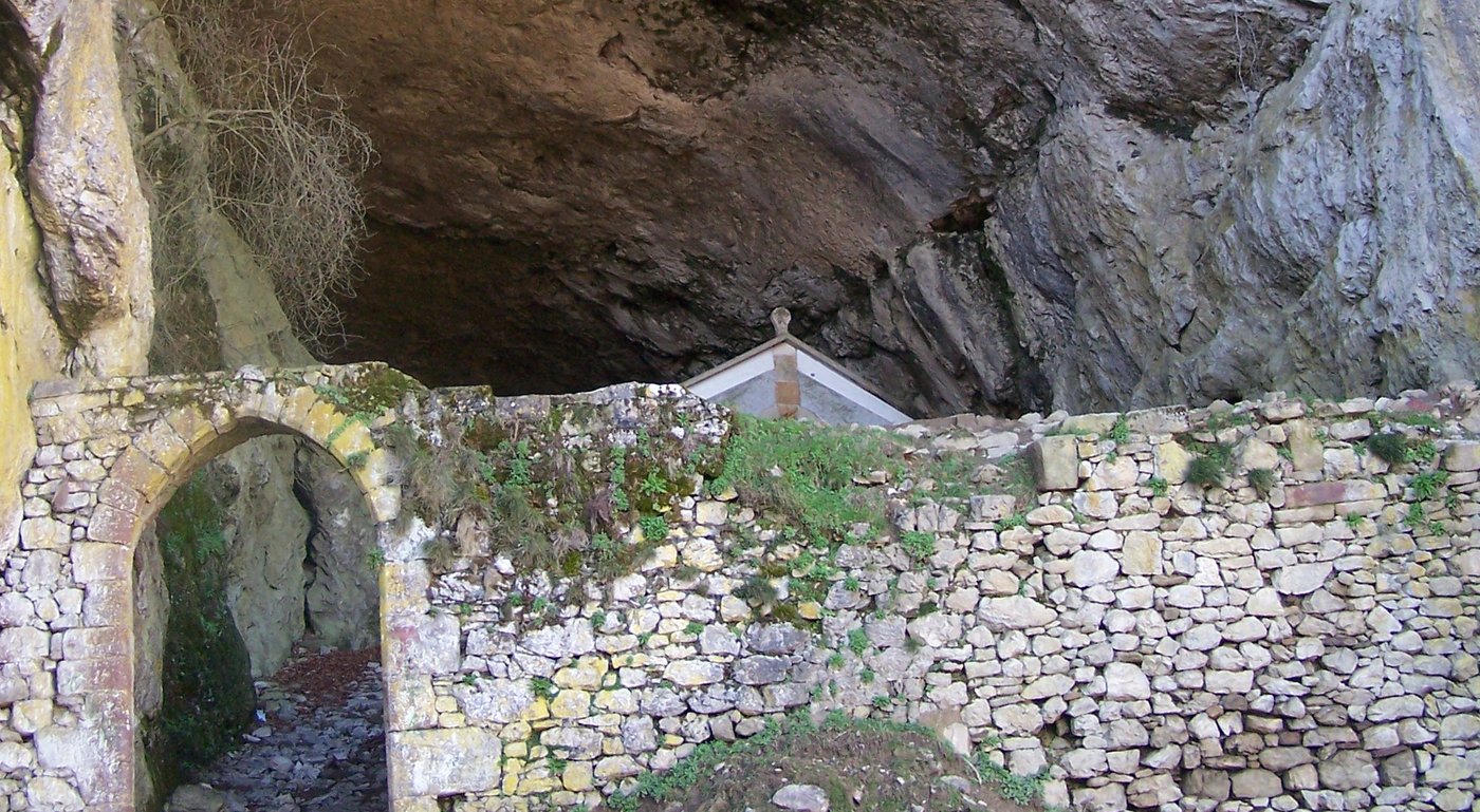 Túnel natural de San Adrián entre montañas